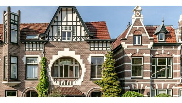 Rondleiding: Daan Schuurmans zet prachtige woning te koop voor € 1.625.000,-