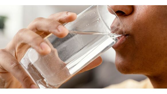 Te veel water drinken: de opmerkelijke signalen op een rij