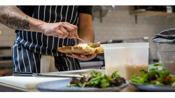 Hoeveel geeft men in Nederland gemiddeld uit aan uit eten?