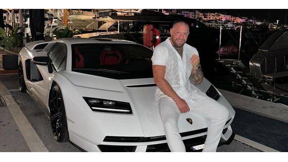 Geld, glamour en gas geven: Conor McGregor koopt Lamborghini van zo’n €2,5 miljoen