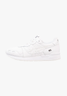 witte sneakers trends