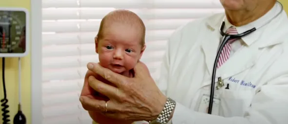 Dokter laat truc zien waarmee een baby in één seconde stopt met huilen