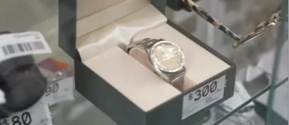 Jongen vindt Rolex-horloge in pandjeshuis en flipt hem voor véél meer